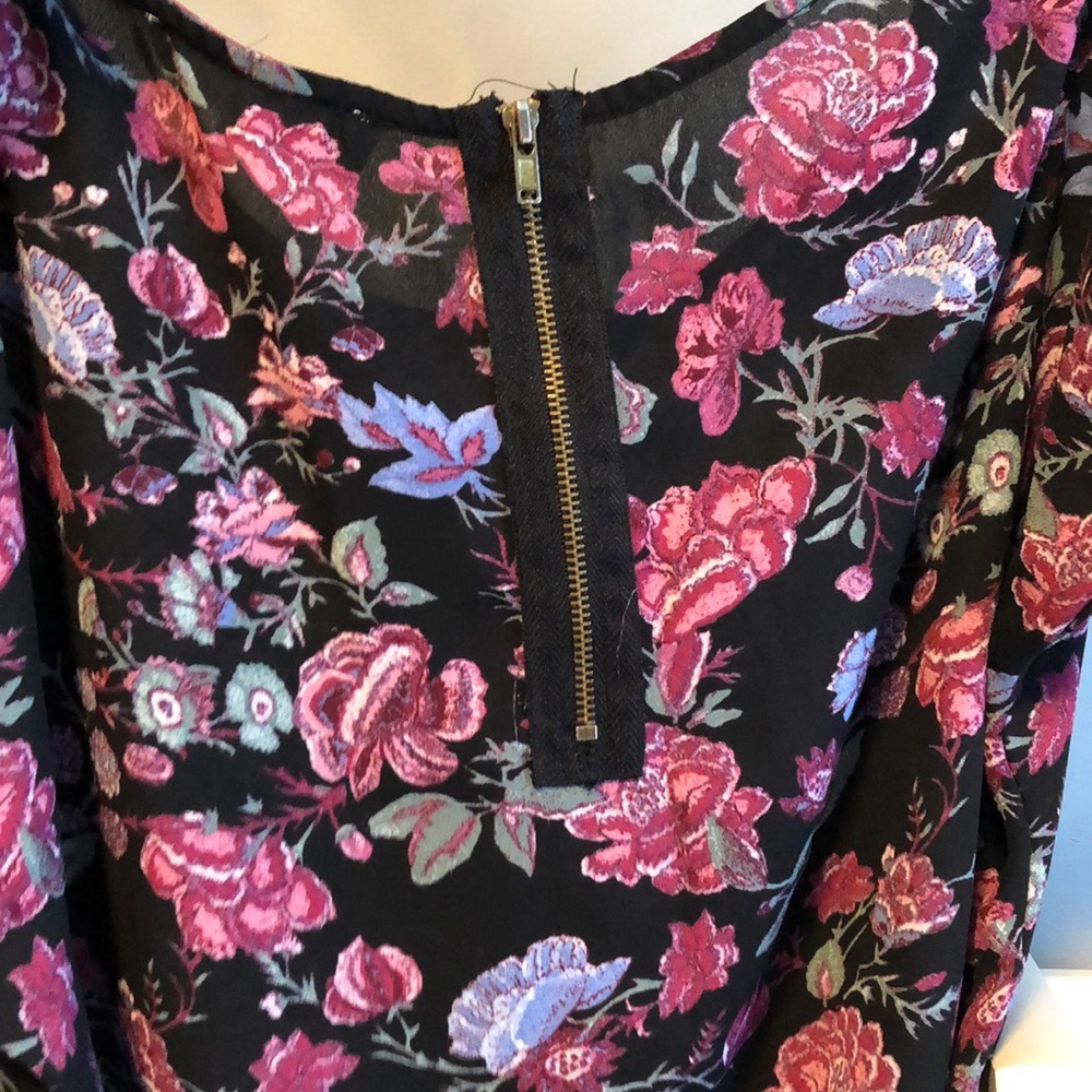 Beautiful blouse - Picture 3 of 4